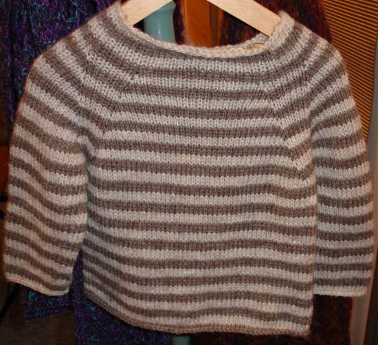  Stribet raglansweater oppefra 